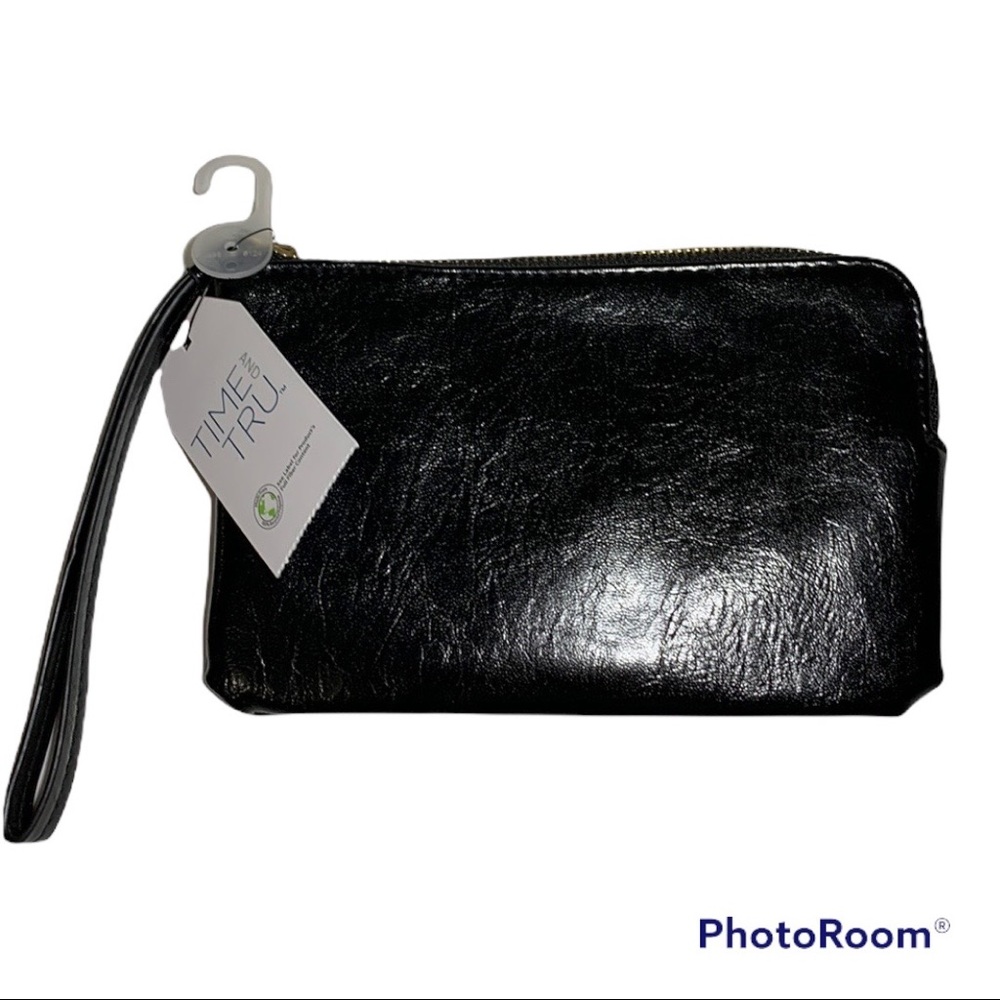 Time and tru wristlet zip around